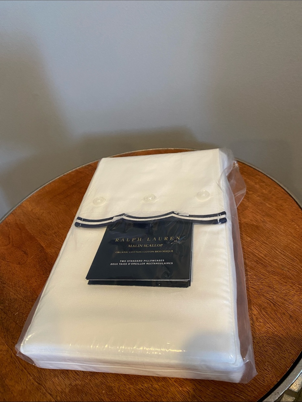 2 Ralph Lauren White Organic Cotton Pillowcases with Navy Scallop Trim - Picture 3 of 3
